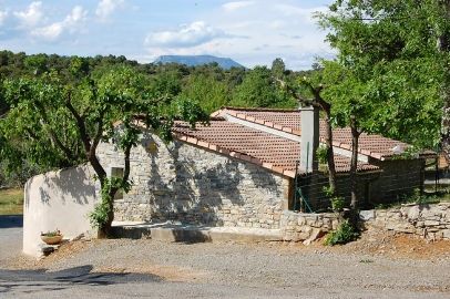 L'extérieur du gite Figuier, gîte pour 4 à 6 personnes à Joyeuse