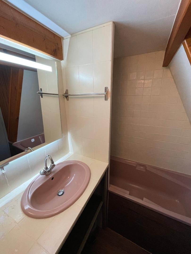 La salle de bain du gite Grange, gite pour 4 à 6 personnes à Joyeuse en Ardèche