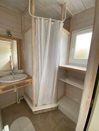 La salle de bain du gite Romarin 1, gite pour 4 personnes à Joyeuse en Ardèche
