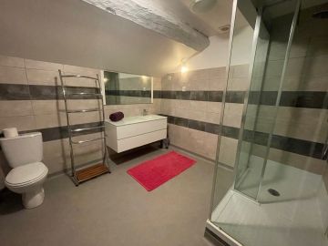 La salle de bains du gite Magnodaire, gite pour 7 personnes à Joyeuse en Sud Ardèche