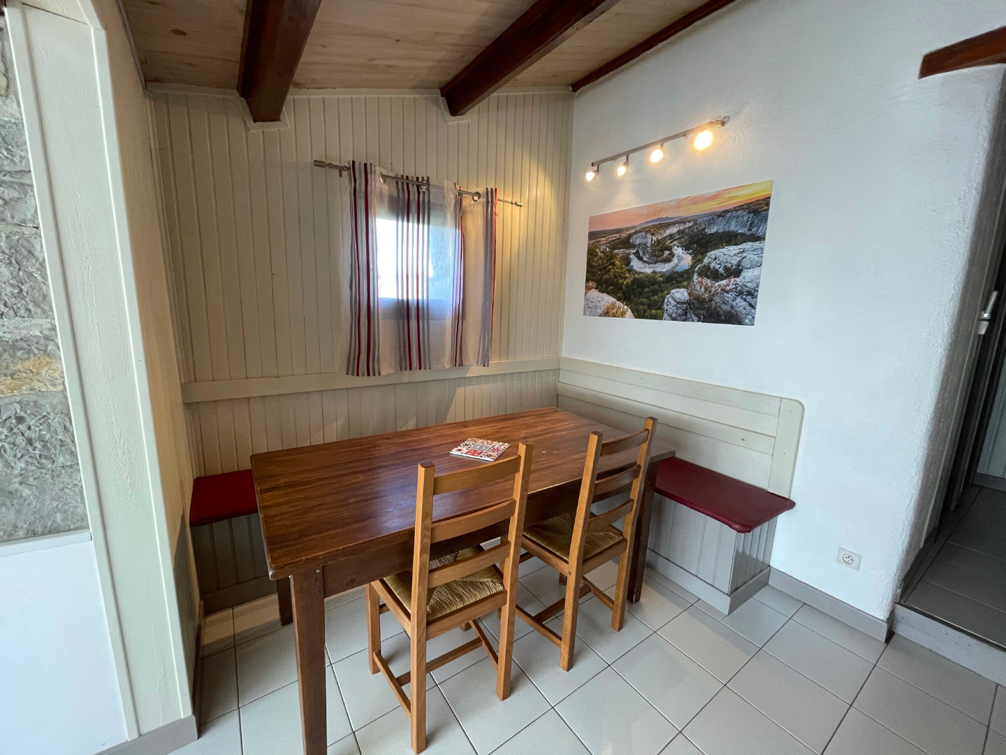 Le salle à manger du gite Grange, gite pour 6 personnes en Sud Ardèche