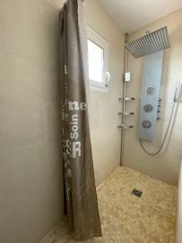 salle d'eau avec douche du gîte Barbouillet, gîte moderne pour 10 personnes en sud Ardèche