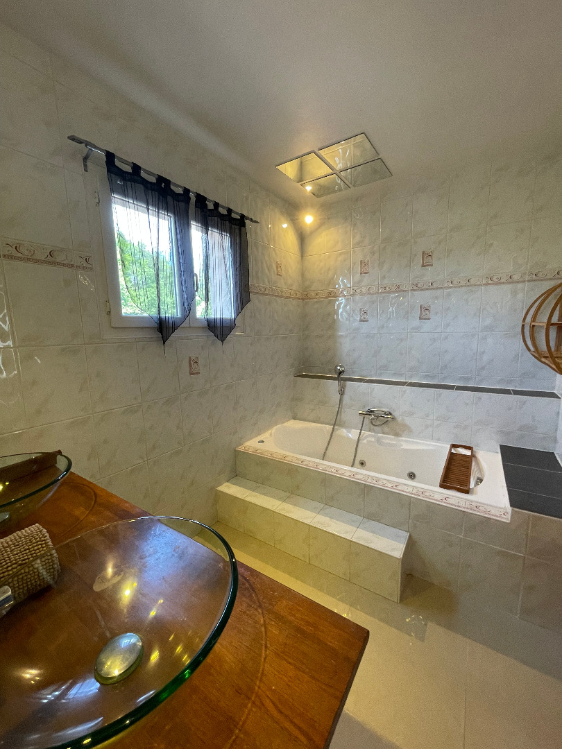 salle de bain du gîte Barbouillet, gîte moderne pour 10 personnes en sud Ardèche