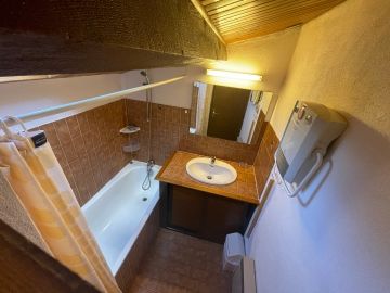 Salle de bain du gite Pierre Blanche, gite pour 4 à 5 personnes à Joyeuse en Ardèche