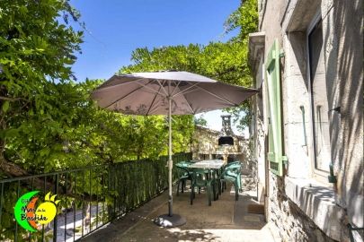 Terrasse du gite Oustaou, gite pour 10 personnes en Ardèche