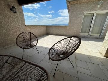 terrasse étage attenante à la chambre parentale du gîte Barbouillet, gîte moderne pour 10 personnes en sud Ardèche