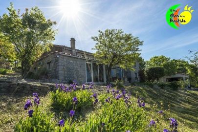 Vue exterieure du gite Pierre Blanche, gite pour 4 à 5 personnes à Joyeuse en Ardèche